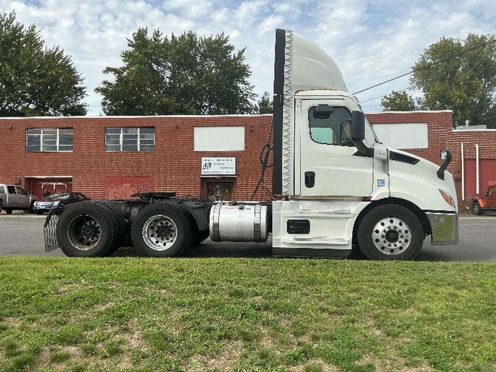 Day Cab Tractor-Heavy Duty Tractors-Freightliner-2021-T11664ST-Chicopee-MA-598,323\n\t\tmiles-$ 32,000 - Image 8
