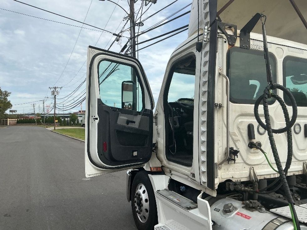 Day Cab Tractor-Heavy Duty Tractors-Freightliner-2021-T11664ST-Chicopee-MA-598,323\n\t\tmiles-$ 32,000 - Image 9