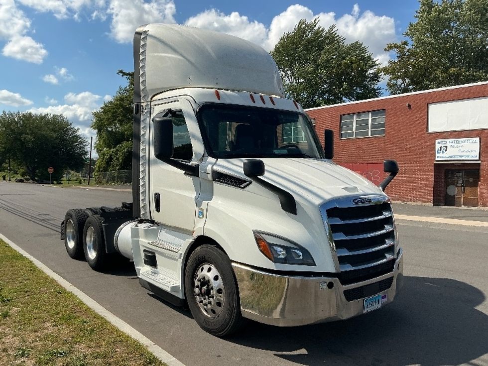Day Cab Tractor-Heavy Duty Tractors-Freightliner-2021-T11664ST-Chicopee-MA-610,395\n\t\tmiles-$ 28,000 - Image 1