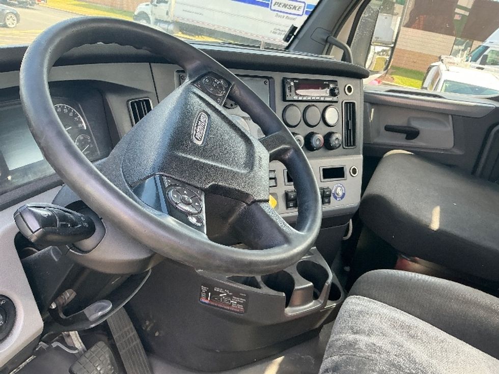 Day Cab Tractor-Heavy Duty Tractors-Freightliner-2021-T11664ST-Chicopee-MA-610,395\n\t\tmiles-$ 28,000 - Image 10