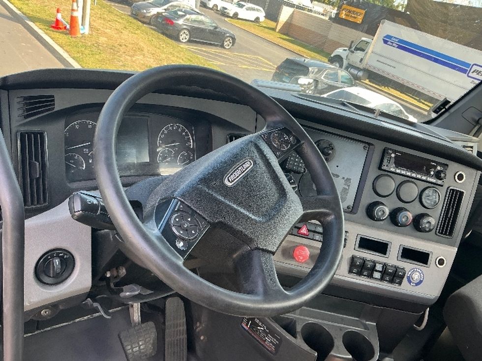 Day Cab Tractor-Heavy Duty Tractors-Freightliner-2021-T11664ST-Chicopee-MA-610,395\n\t\tmiles-$ 28,000 - Image 11