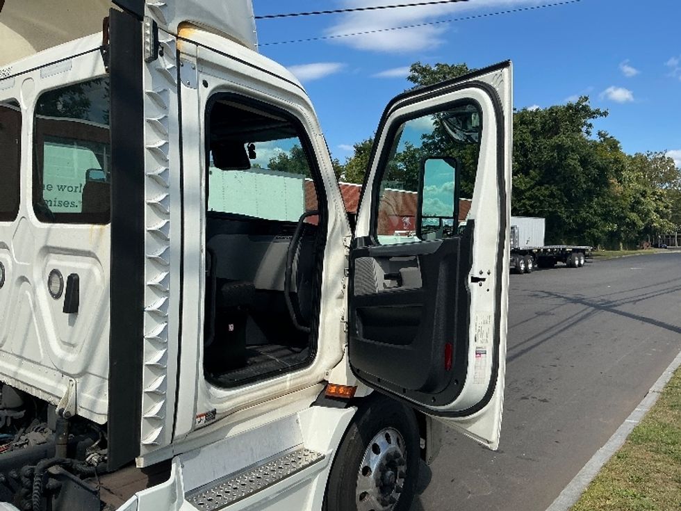 Day Cab Tractor-Heavy Duty Tractors-Freightliner-2021-T11664ST-Chicopee-MA-610,395\n\t\tmiles-$ 28,000 - Image 12