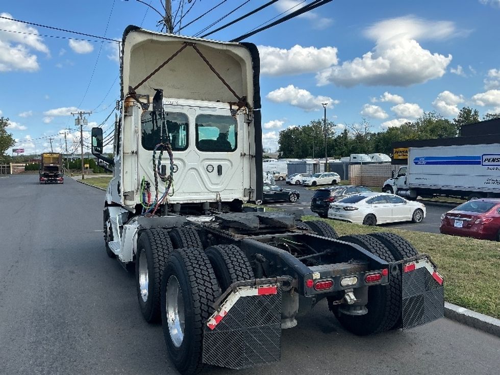 Day Cab Tractor-Heavy Duty Tractors-Freightliner-2021-T11664ST-Chicopee-MA-610,395\n\t\tmiles-$ 28,000 - Image 17