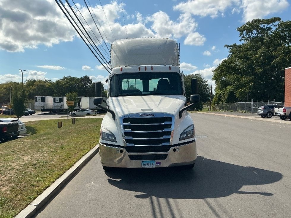Day Cab Tractor-Heavy Duty Tractors-Freightliner-2021-T11664ST-Chicopee-MA-610,395\n\t\tmiles-$ 28,000 - Image 2
