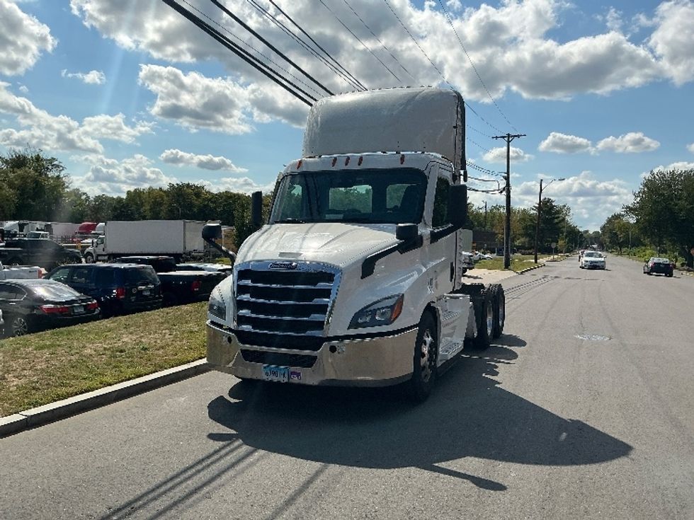 Day Cab Tractor-Heavy Duty Tractors-Freightliner-2021-T11664ST-Chicopee-MA-610,395\n\t\tmiles-$ 28,000 - Image 3