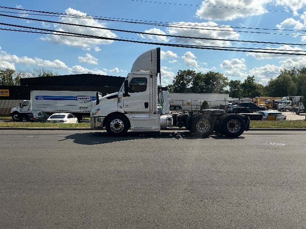 Day Cab Tractor-Heavy Duty Tractors-Freightliner-2021-T11664ST-Chicopee-MA-610,395\n\t\tmiles-$ 28,000 - Image 4