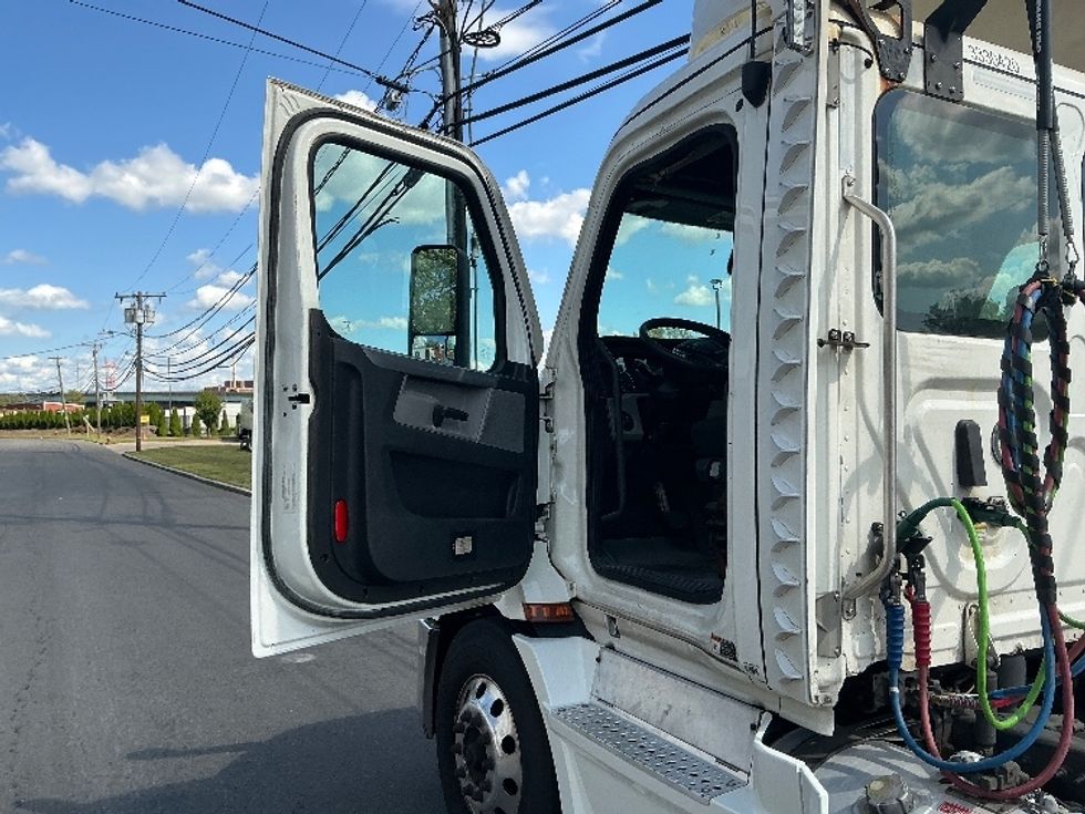 Day Cab Tractor-Heavy Duty Tractors-Freightliner-2021-T11664ST-Chicopee-MA-610,395\n\t\tmiles-$ 28,000 - Image 9