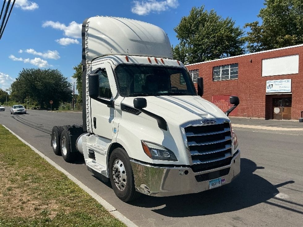Day Cab Tractor-Heavy Duty Tractors-Freightliner-2021-T11664ST-Chicopee-MA-627,619\n\t\tmiles-$ 27,250 - Image 1