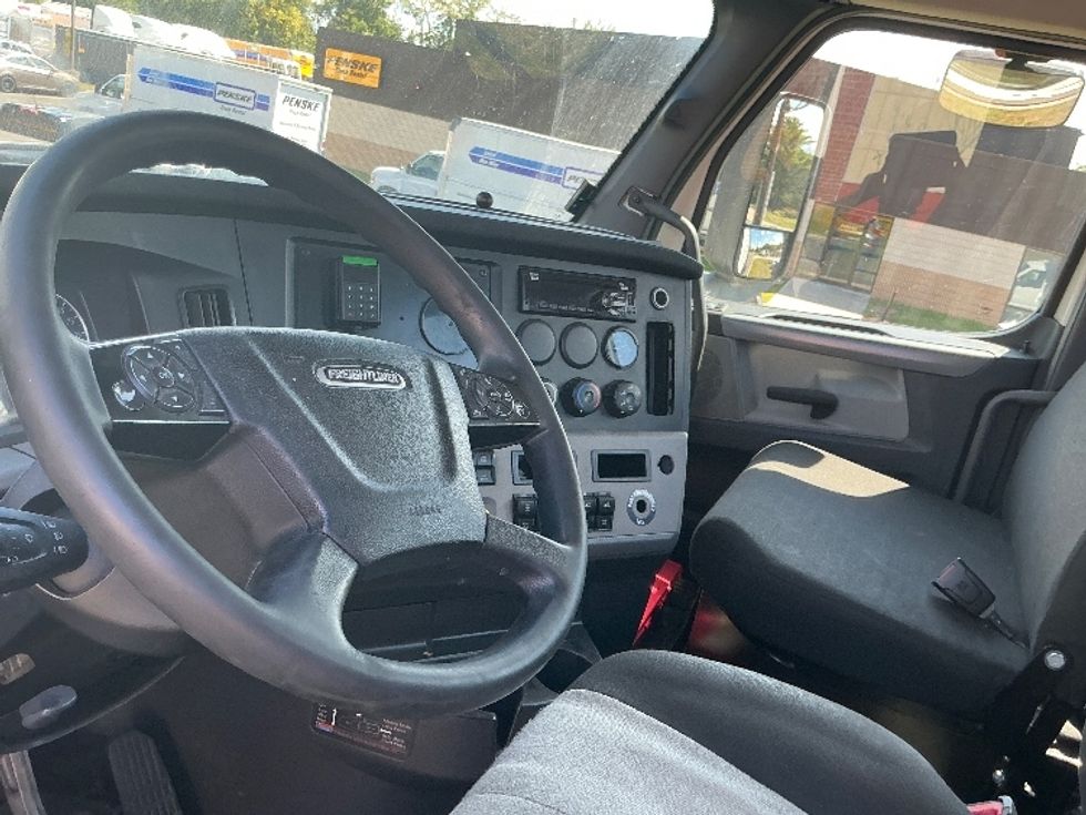 Day Cab Tractor-Heavy Duty Tractors-Freightliner-2021-T11664ST-Chicopee-MA-627,619\n\t\tmiles-$ 27,250 - Image 10