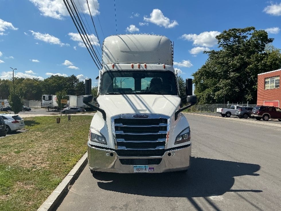 Day Cab Tractor-Heavy Duty Tractors-Freightliner-2021-T11664ST-Chicopee-MA-627,619\n\t\tmiles-$ 27,250 - Image 2