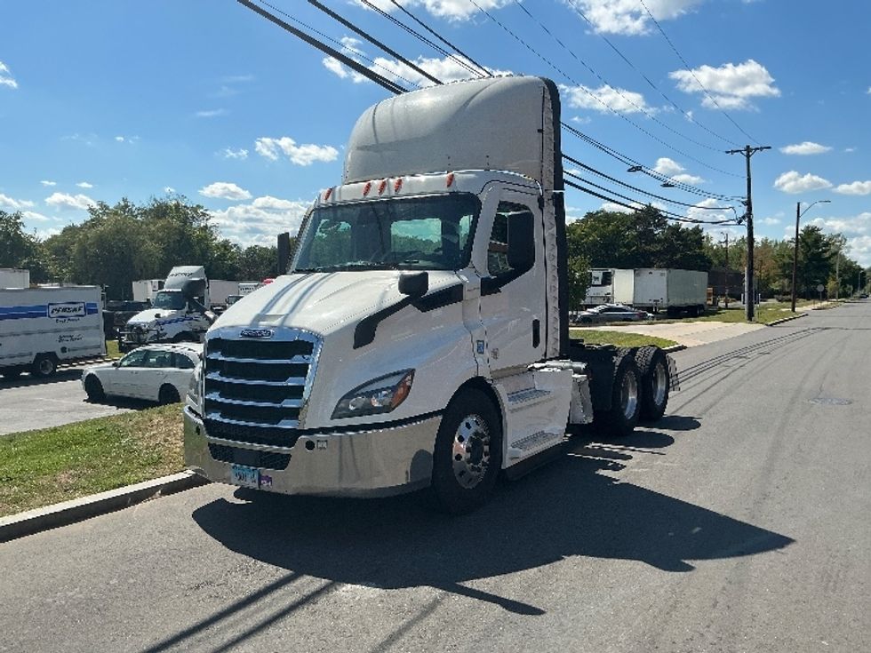 Day Cab Tractor-Heavy Duty Tractors-Freightliner-2021-T11664ST-Chicopee-MA-627,619\n\t\tmiles-$ 27,250 - Image 3