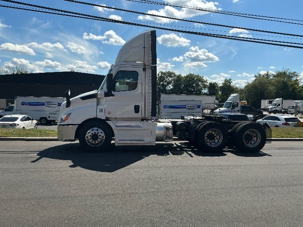 Day Cab Tractor-Heavy Duty Tractors-Freightliner-2021-T11664ST-Chicopee-MA-627,619\n\t\tmiles-$ 27,250 - Image 4
