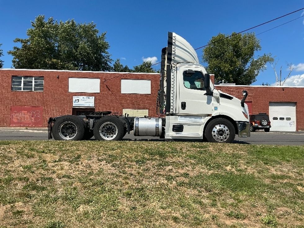 Day Cab Tractor-Heavy Duty Tractors-Freightliner-2021-T11664ST-Chicopee-MA-627,619\n\t\tmiles-$ 27,250 - Image 8