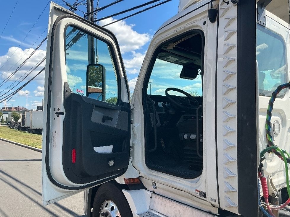 Day Cab Tractor-Heavy Duty Tractors-Freightliner-2021-T11664ST-Chicopee-MA-627,619\n\t\tmiles-$ 27,250 - Image 9