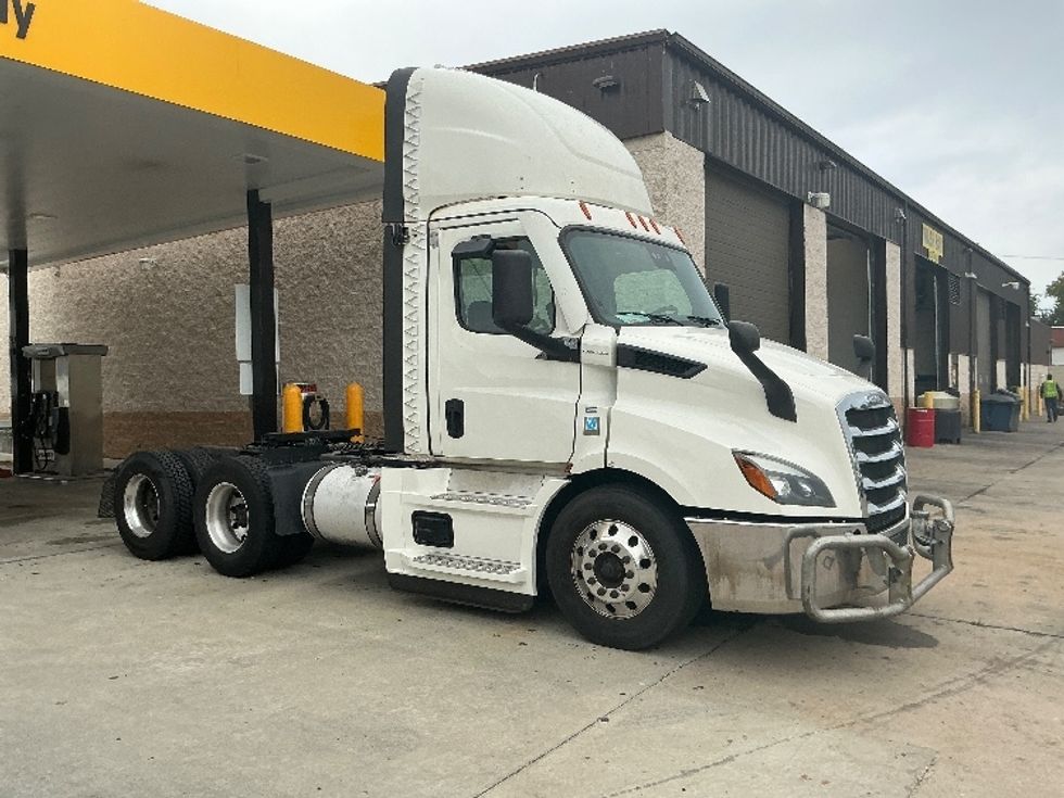 Day Cab Tractor-Heavy Duty Tractors-Freightliner-2021-T11664ST-Chicopee-MA-639,910\n\t\tmiles-$ 29,000 - Image 1