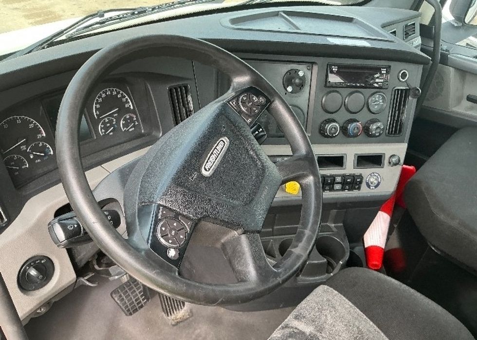 Day Cab Tractor-Heavy Duty Tractors-Freightliner-2021-T11664ST-Chicopee-MA-639,910\n\t\tmiles-$ 29,000 - Image 10