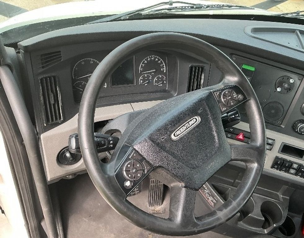 Day Cab Tractor-Heavy Duty Tractors-Freightliner-2021-T11664ST-Chicopee-MA-639,910\n\t\tmiles-$ 29,000 - Image 11