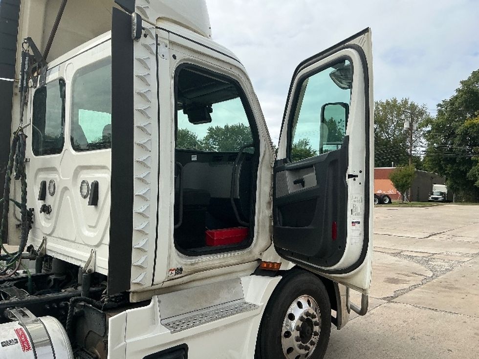 Day Cab Tractor-Heavy Duty Tractors-Freightliner-2021-T11664ST-Chicopee-MA-639,910\n\t\tmiles-$ 29,000 - Image 12