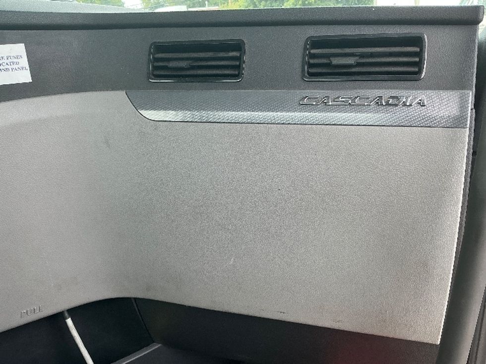 Day Cab Tractor-Heavy Duty Tractors-Freightliner-2021-T11664ST-Chicopee-MA-639,910\n\t\tmiles-$ 29,000 - Image 13