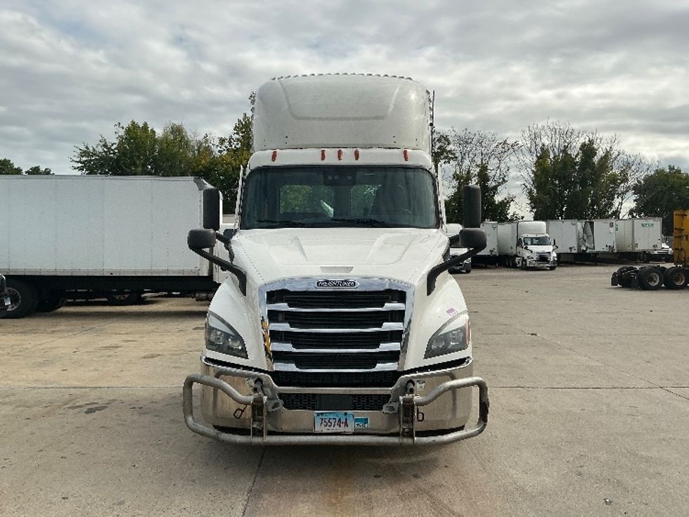 Day Cab Tractor-Heavy Duty Tractors-Freightliner-2021-T11664ST-Chicopee-MA-639,910\n\t\tmiles-$ 29,000 - Image 2