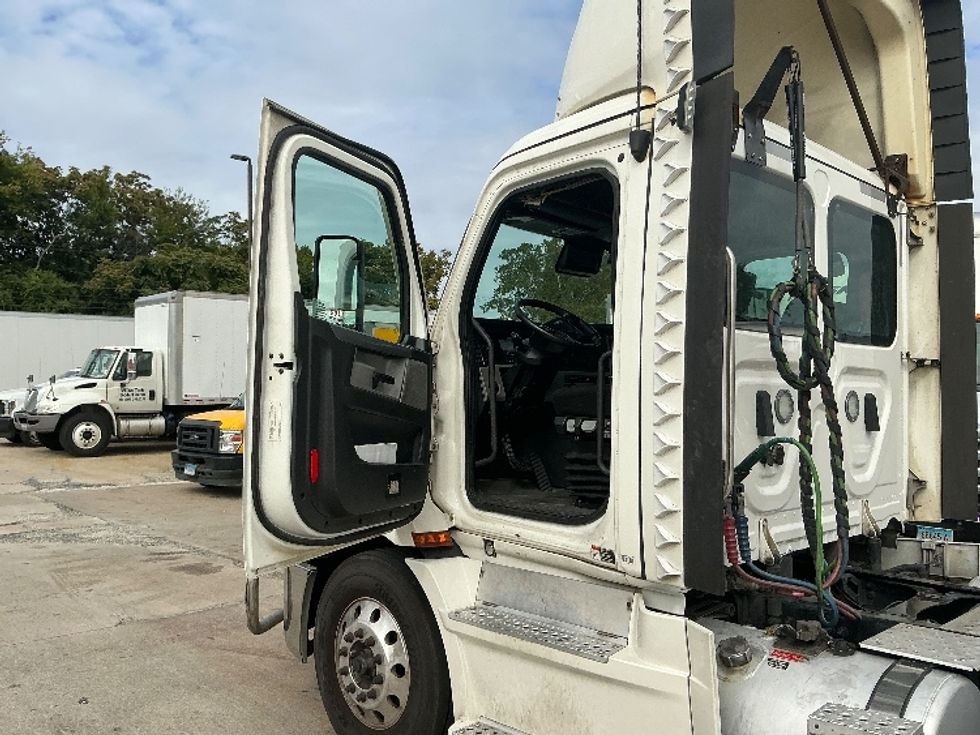 Day Cab Tractor-Heavy Duty Tractors-Freightliner-2021-T11664ST-Chicopee-MA-639,910\n\t\tmiles-$ 29,000 - Image 9