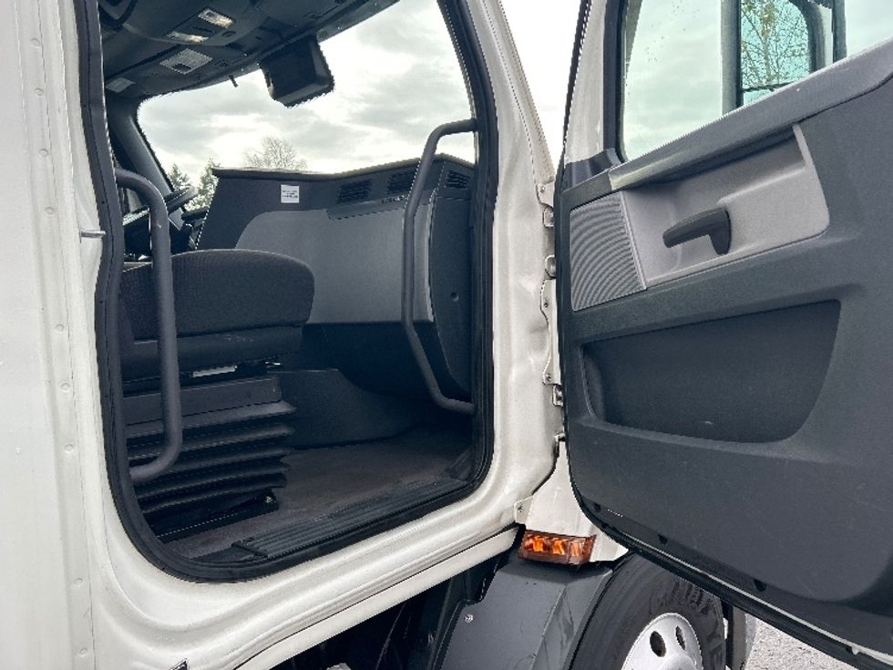 Day Cab Tractor-Heavy Duty Tractors-Freightliner-2021-T11664ST-Clackamas-OR-477,178\n\t\tmiles-$ 48,500 - Image 12