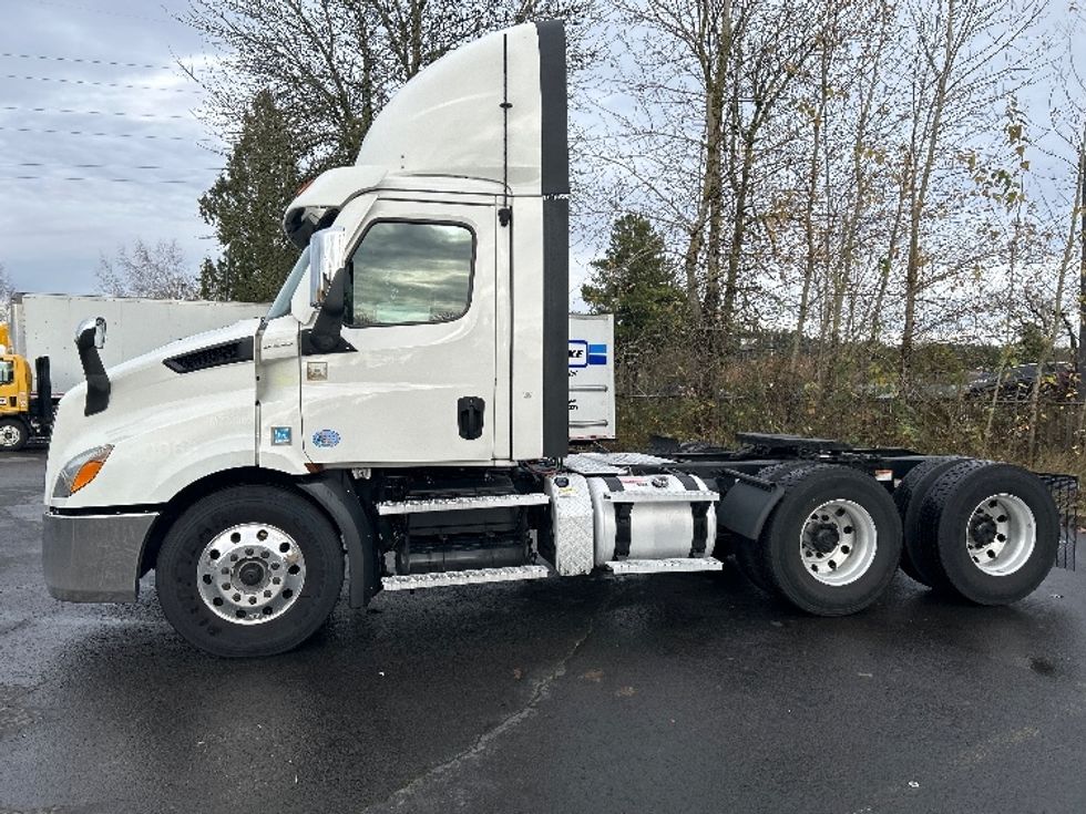 Day Cab Tractor-Heavy Duty Tractors-Freightliner-2021-T11664ST-Clackamas-OR-477,178\n\t\tmiles-$ 48,500 - Image 4