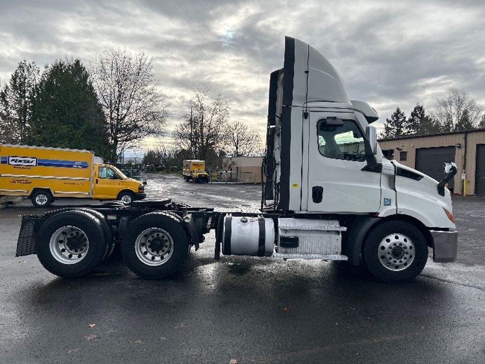 Day Cab Tractor-Heavy Duty Tractors-Freightliner-2021-T11664ST-Clackamas-OR-477,178\n\t\tmiles-$ 48,500 - Image 8