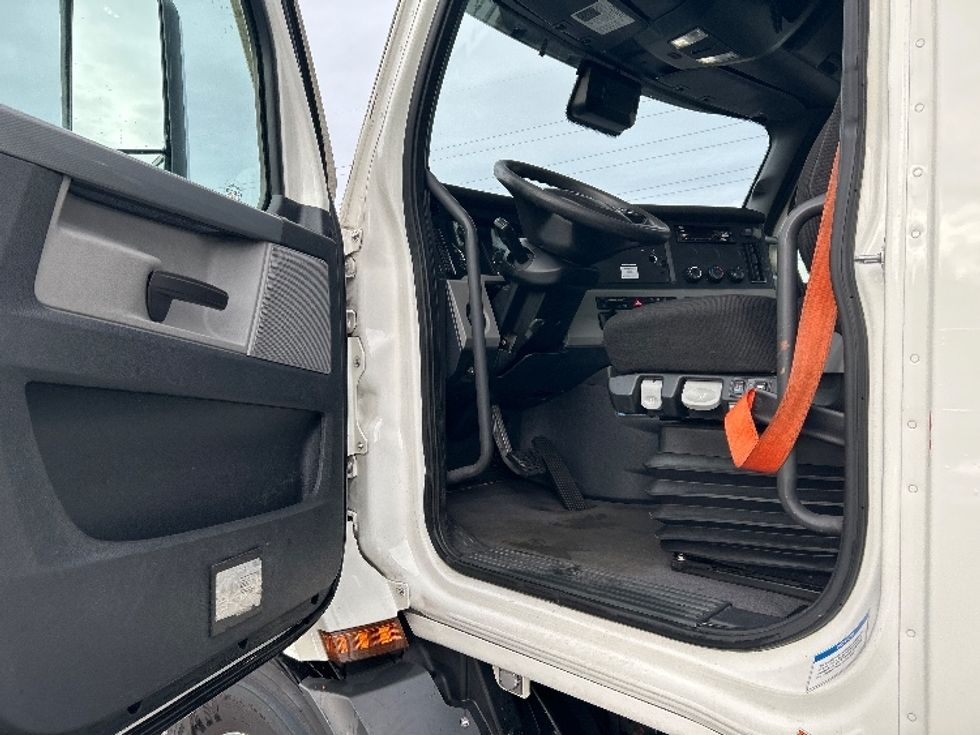 Day Cab Tractor-Heavy Duty Tractors-Freightliner-2021-T11664ST-Clackamas-OR-477,178\n\t\tmiles-$ 48,500 - Image 9