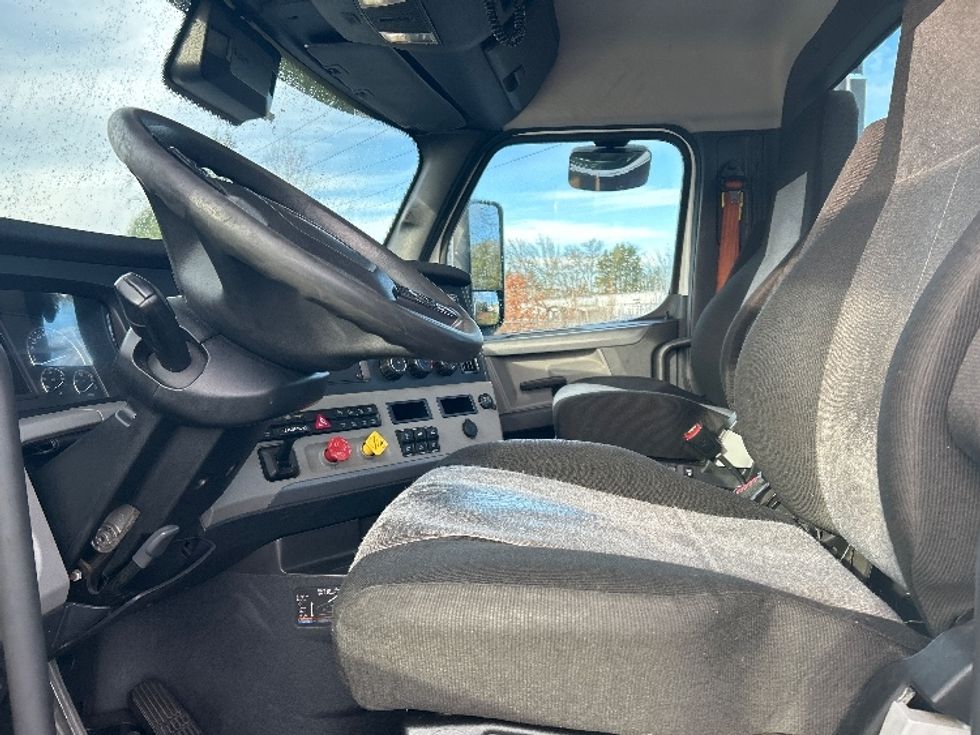 Day Cab Tractor-Heavy Duty Tractors-Freightliner-2021-T11664ST-Clackamas-OR-481,929\n\t\tmiles-$ 48,000 - Image 10