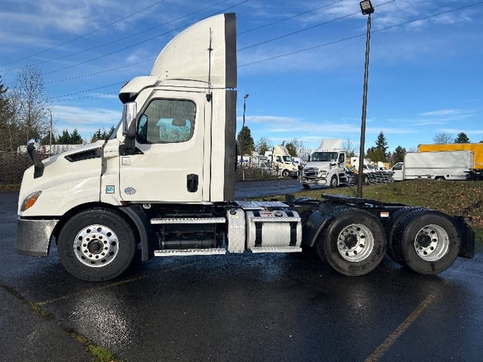 Day Cab Tractor-Heavy Duty Tractors-Freightliner-2021-T11664ST-Clackamas-OR-481,929\n\t\tmiles-$ 48,000 - Image 4