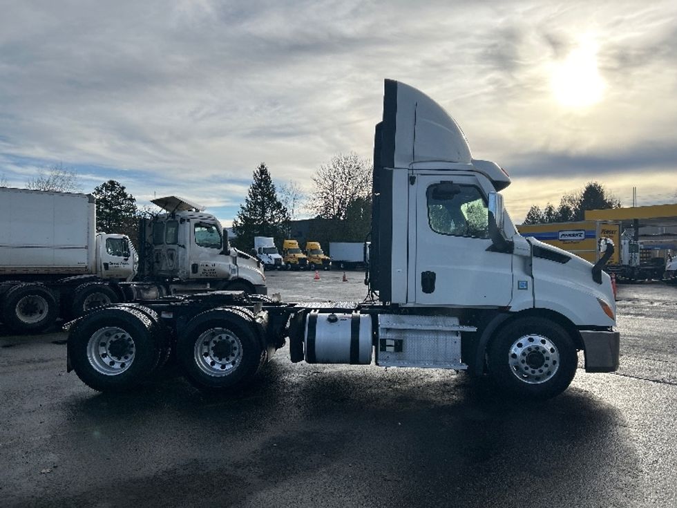 Day Cab Tractor-Heavy Duty Tractors-Freightliner-2021-T11664ST-Clackamas-OR-481,929\n\t\tmiles-$ 48,000 - Image 8