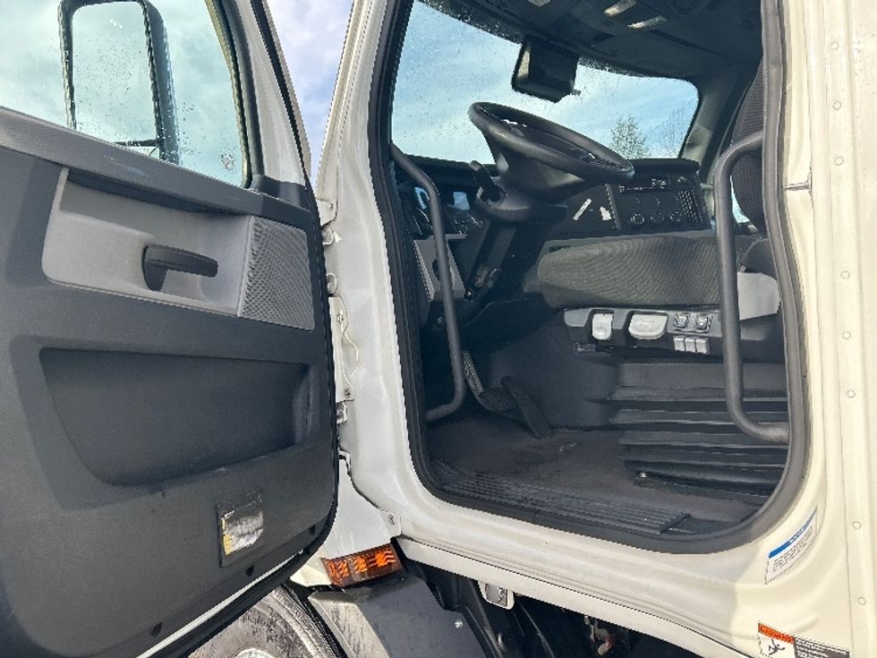 Day Cab Tractor-Heavy Duty Tractors-Freightliner-2021-T11664ST-Clackamas-OR-481,929\n\t\tmiles-$ 48,000 - Image 9