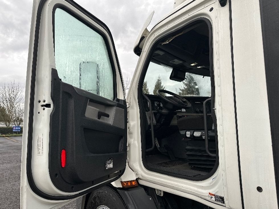 Day Cab Tractor-Heavy Duty Tractors-Freightliner-2021-T11664ST-Clackamas-OR-485,146\n\t\tmiles-$ 47,500 - Image 9