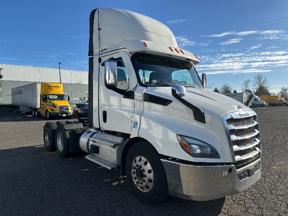 Day Cab Tractor-Heavy Duty Tractors-Freightliner-2021-T11664ST-Clackamas-OR-487,222\n\t\tmiles-$ 48,250 - Image 1