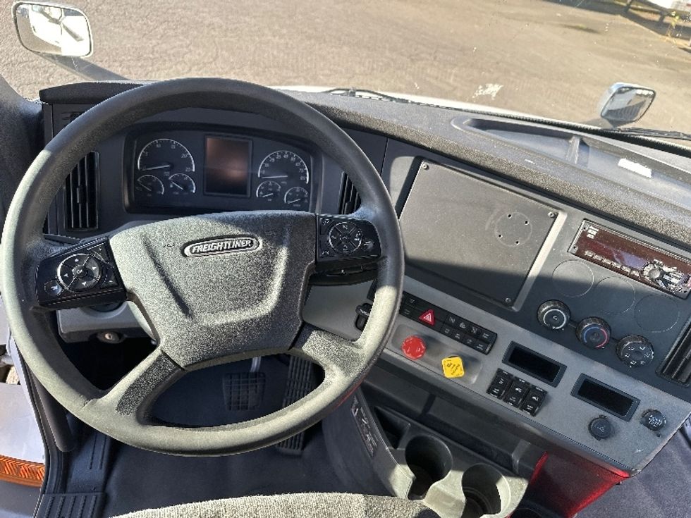 Day Cab Tractor-Heavy Duty Tractors-Freightliner-2021-T11664ST-Clackamas-OR-487,222\n\t\tmiles-$ 48,250 - Image 11