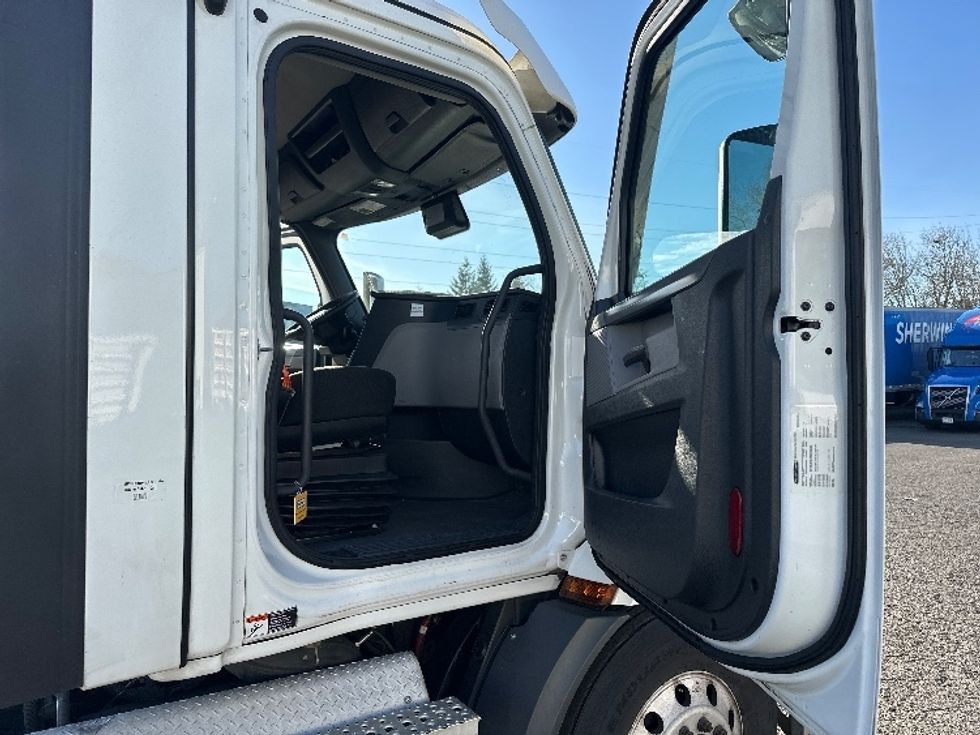 Day Cab Tractor-Heavy Duty Tractors-Freightliner-2021-T11664ST-Clackamas-OR-487,222\n\t\tmiles-$ 48,250 - Image 12