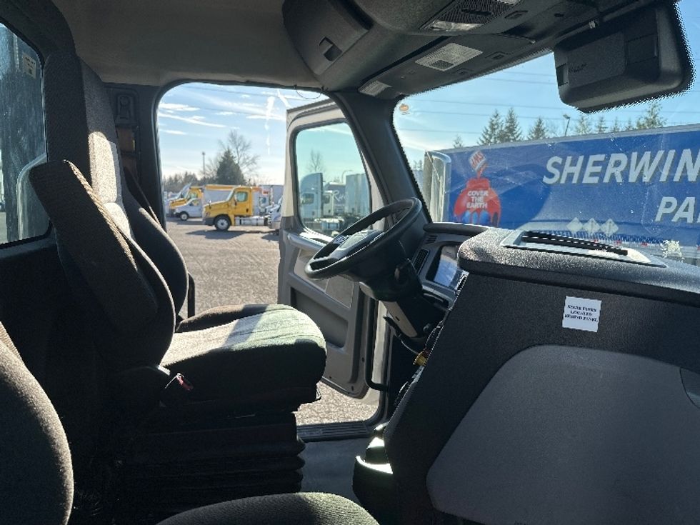 Day Cab Tractor-Heavy Duty Tractors-Freightliner-2021-T11664ST-Clackamas-OR-487,222\n\t\tmiles-$ 48,250 - Image 14