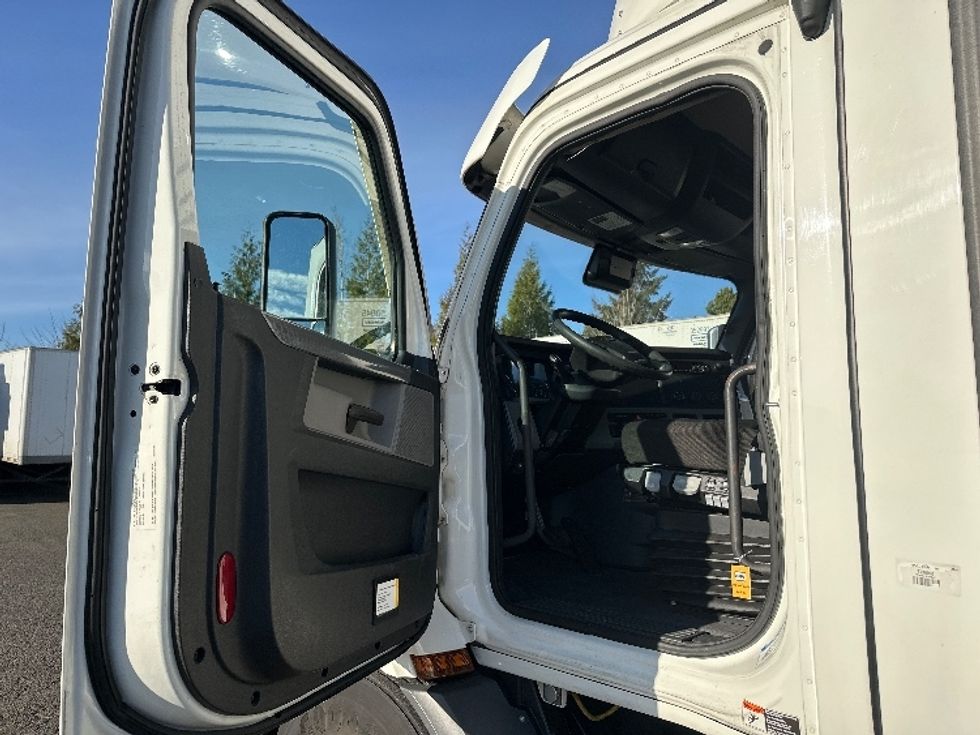 Day Cab Tractor-Heavy Duty Tractors-Freightliner-2021-T11664ST-Clackamas-OR-487,222\n\t\tmiles-$ 48,250 - Image 9