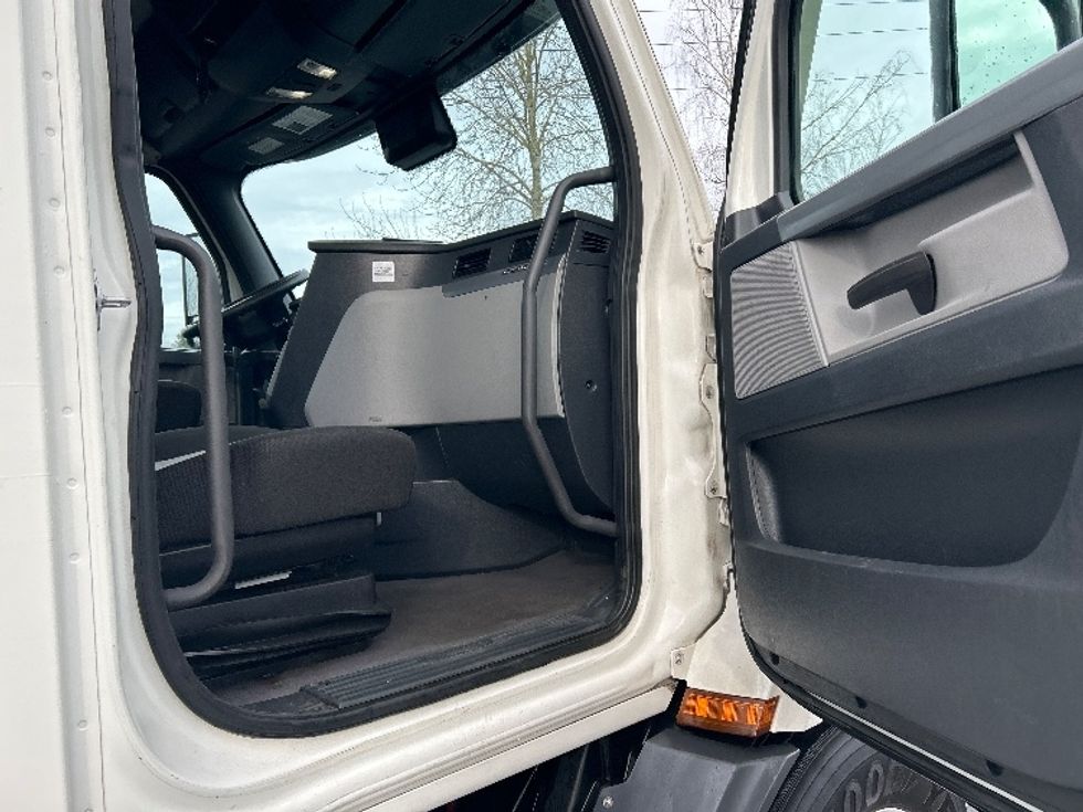 Day Cab Tractor-Heavy Duty Tractors-Freightliner-2021-T11664ST-Clackamas-OR-505,055\n\t\tmiles-$ 45,500 - Image 12