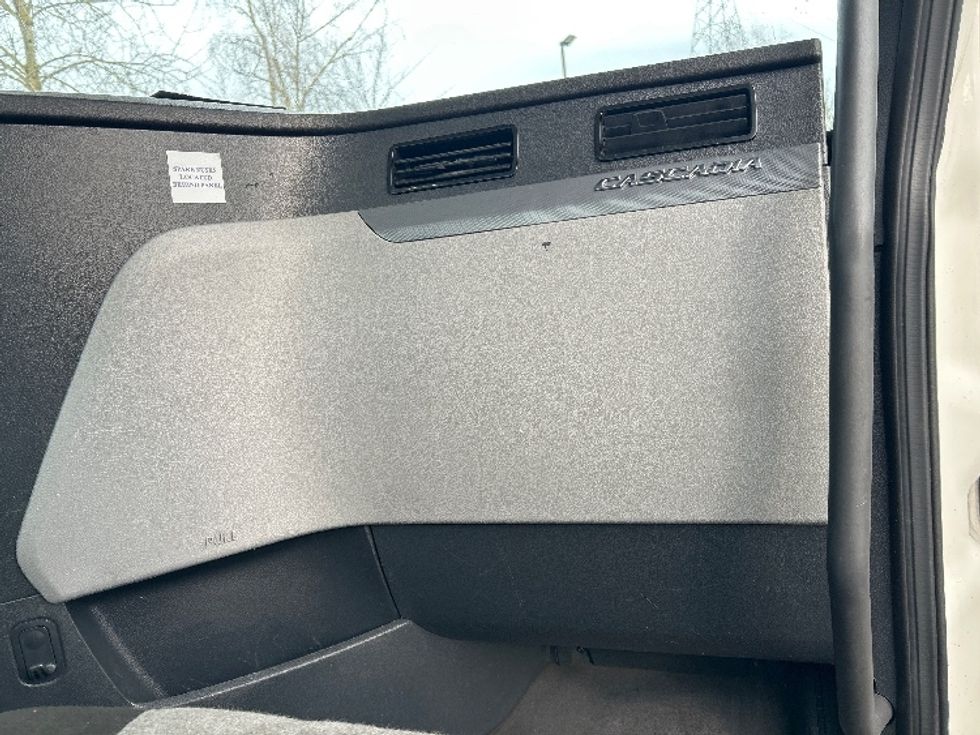 Day Cab Tractor-Heavy Duty Tractors-Freightliner-2021-T11664ST-Clackamas-OR-505,055\n\t\tmiles-$ 45,500 - Image 13