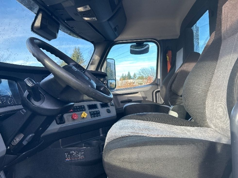 Day Cab Tractor-Heavy Duty Tractors-Freightliner-2021-T11664ST-Clackamas-OR-547,696\n\t\tmiles-$ 41,000 - Image 10
