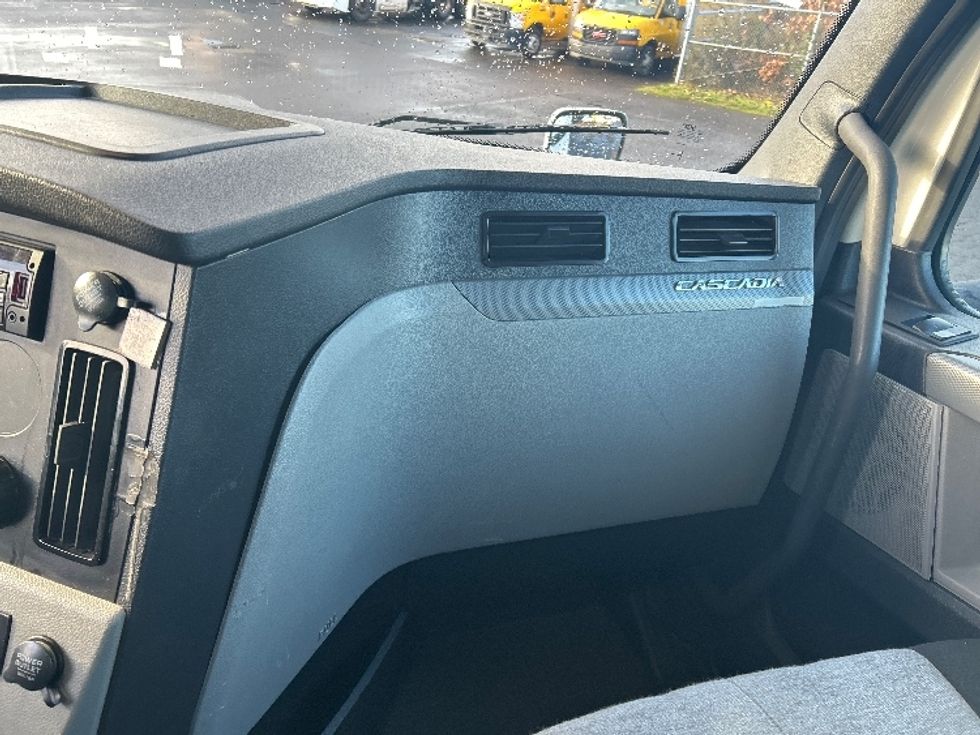 Day Cab Tractor-Heavy Duty Tractors-Freightliner-2021-T11664ST-Clackamas-OR-547,696\n\t\tmiles-$ 41,000 - Image 13