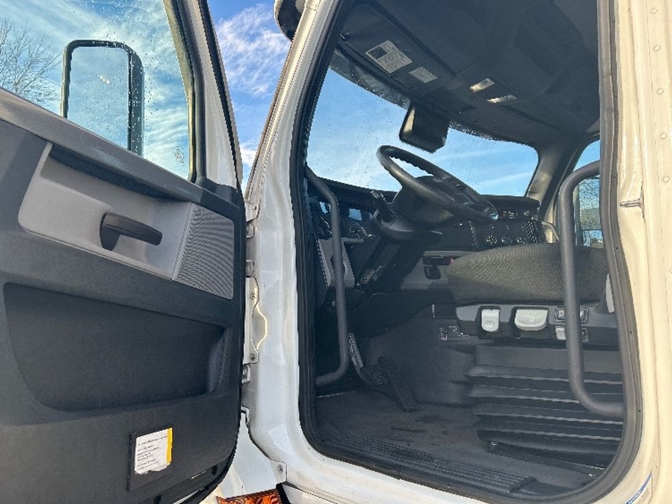Day Cab Tractor-Heavy Duty Tractors-Freightliner-2021-T11664ST-Clackamas-OR-547,696\n\t\tmiles-$ 41,000 - Image 9