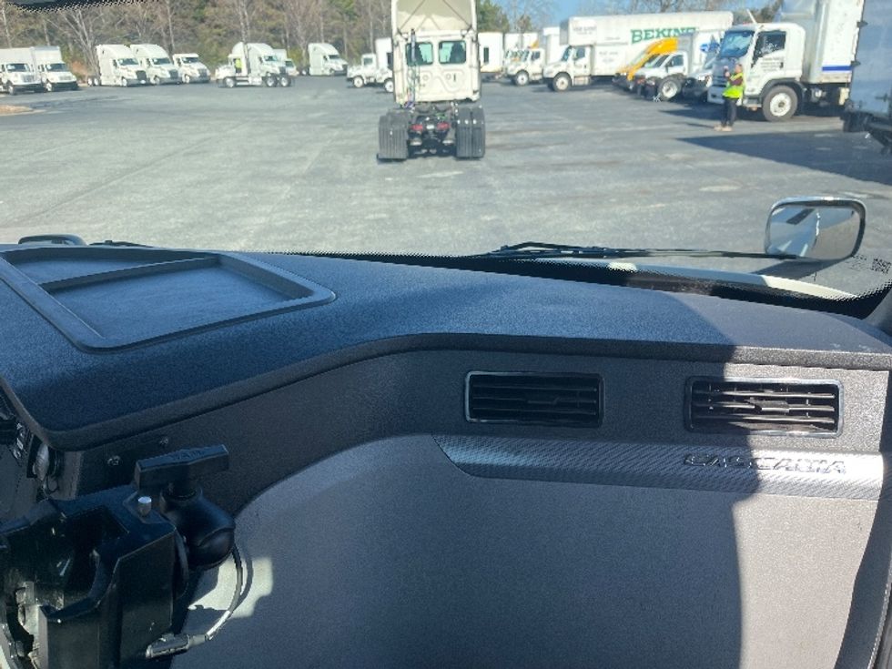 Day Cab Tractor-Heavy Duty Tractors-Freightliner-2021-T11664ST-Concord-NC-233,832\n\t\tmiles-$ 67,500 - Image 13