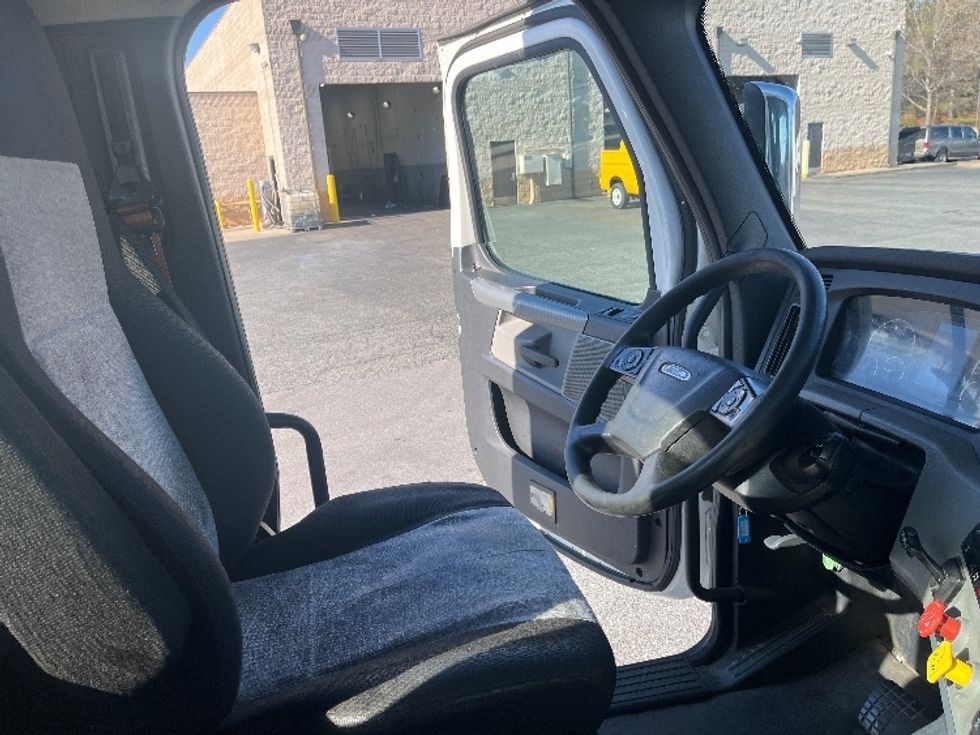Day Cab Tractor-Heavy Duty Tractors-Freightliner-2021-T11664ST-Concord-NC-233,832\n\t\tmiles-$ 67,500 - Image 14