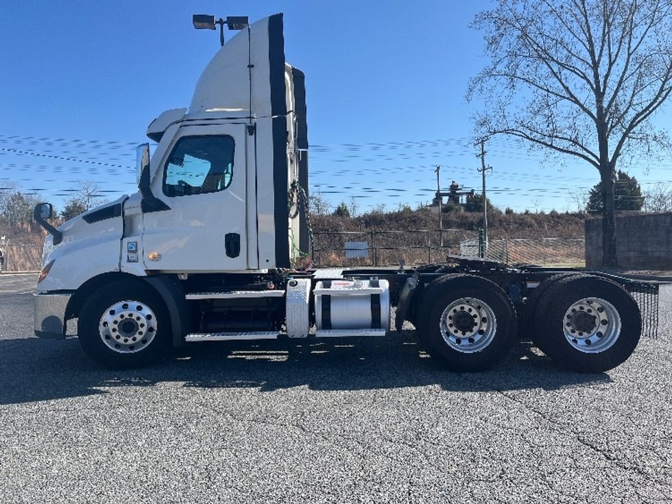 Day Cab Tractor-Heavy Duty Tractors-Freightliner-2021-T11664ST-Concord-NC-233,832\n\t\tmiles-$ 67,500 - Image 4