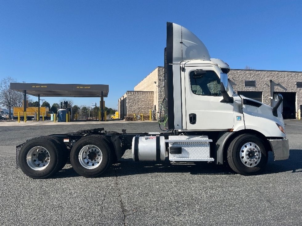 Day Cab Tractor-Heavy Duty Tractors-Freightliner-2021-T11664ST-Concord-NC-233,832\n\t\tmiles-$ 67,500 - Image 8