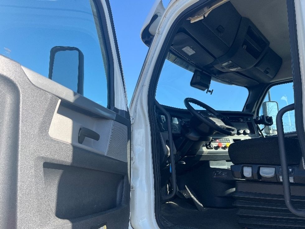 Day Cab Tractor-Heavy Duty Tractors-Freightliner-2021-T11664ST-Concord-NC-233,832\n\t\tmiles-$ 67,500 - Image 9