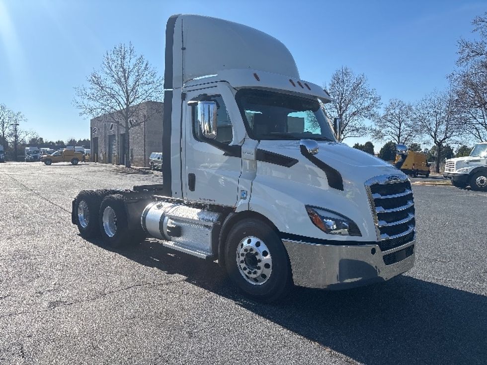 Day Cab Tractor-Heavy Duty Tractors-Freightliner-2021-T11664ST-Concord-NC-264,112\n\t\tmiles-$ 65,000 - Image 1